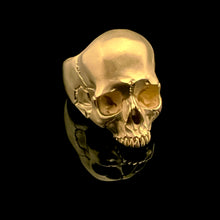 Load image into Gallery viewer, ossua-et-acroamata-jewelery-gothic-goth-memento-mori-skull-solid-gold-skull-ring-side-view01