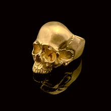 Load image into Gallery viewer, ossua-et-acroamata-jewelery-gothic-goth-memento-mori-skull-solid-gold-skull-ring-side-view