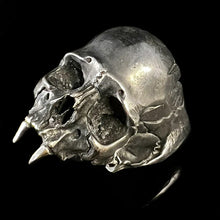 Load image into Gallery viewer, ossua-et-acroamata-jewelery-gothic-goth-gothic-gemstones-gems-memento-mori-sterling-silver-925-Vampyre-Skull-Ring-vintage