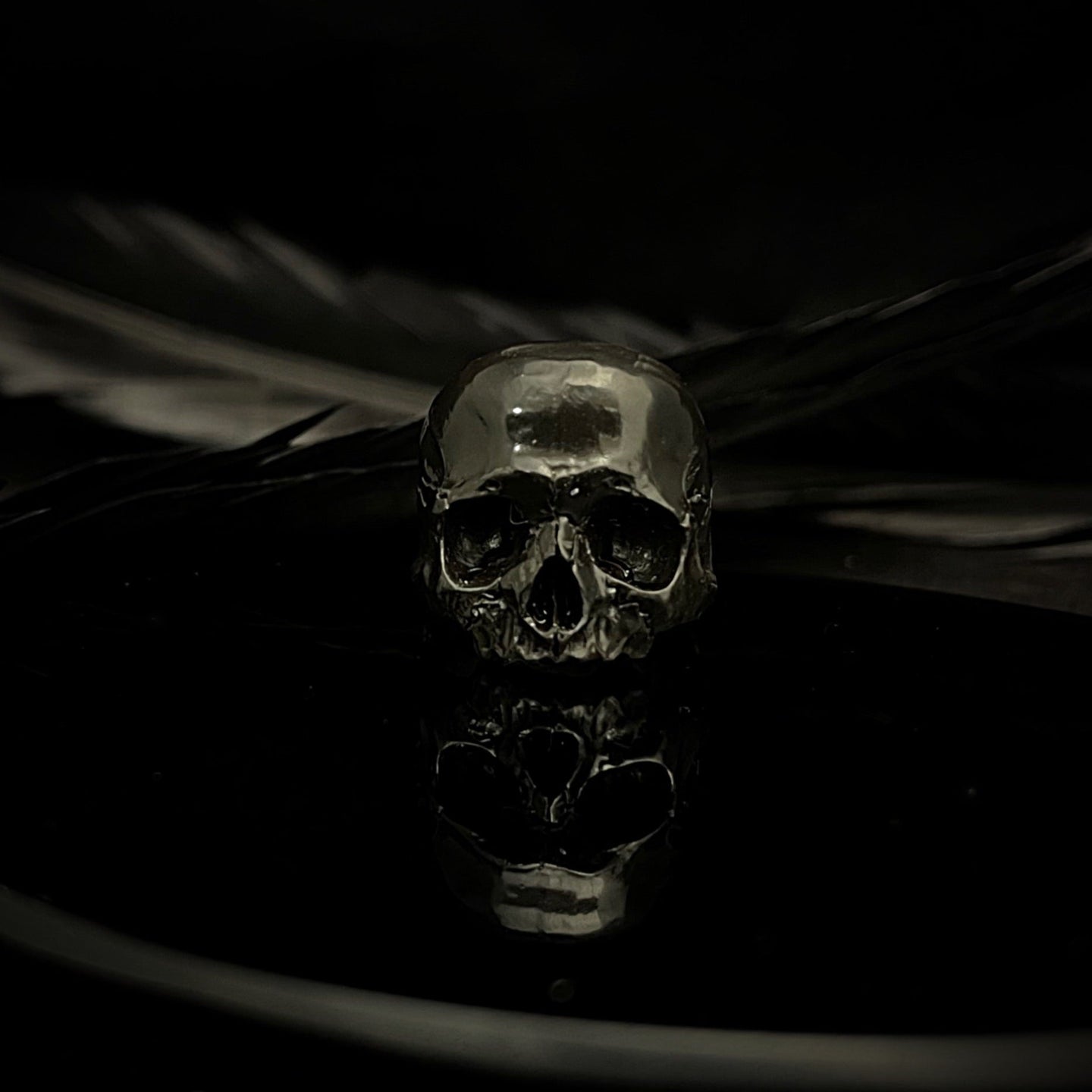 ossua-et-acroamata-jewelery-gothic-goth-memento-mori-sterling-silver-night_marble_skull-ring