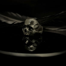 Load image into Gallery viewer, ossua-et-acroamata-jewelery-gothic-goth-memento-mori-sterling-silver-night_marble_skull-ring