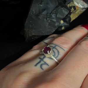 Kathleen wearing ossua-et-acroamata-jewelery-gothic-goth-gothic-gemstones-gems-memento-mori-sterling-silver-925-Drop-of-Vigor-Ring