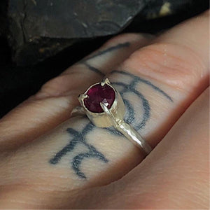 Kathleen wearing ossua-et-acroamata-jewelery-gothic-goth-gothic-gemstones-gems-memento-mori-sterling-silver-925-Drop-of-Vigor-Ring