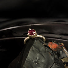 Load image into Gallery viewer, ossua-et-acroamata-jewelery-gothic-goth-gothic-gemstones-gems-memento-mori-sterling-silver-925-Drop-of-Vigor-Ring