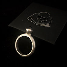 Load image into Gallery viewer, ossua-et-acroamata-jewelery-gothic-goth-gothic-gemstones-gems-memento-mori-sterling-silver-925-dark-spark-ring