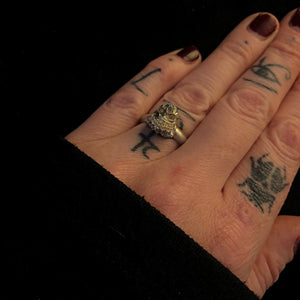 Kathleen wearing ossua-et-acroamata-jewelery-gothic-goth-memento-mori-sterling-silver-925-dead-queen-stacker-Ring