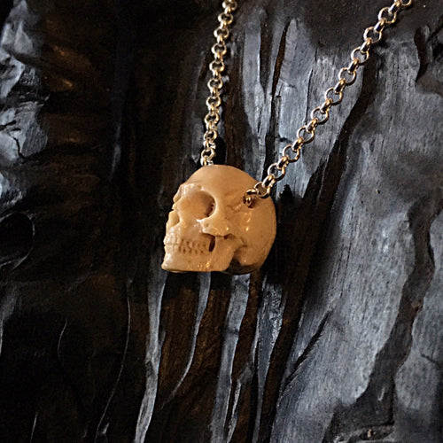 ossua-et-acroamata-jewelery-gothic-goth-mythology-mythical-memento-mori-bone-skulls-hand-craved-antler-deerantler-Skull-Necklace