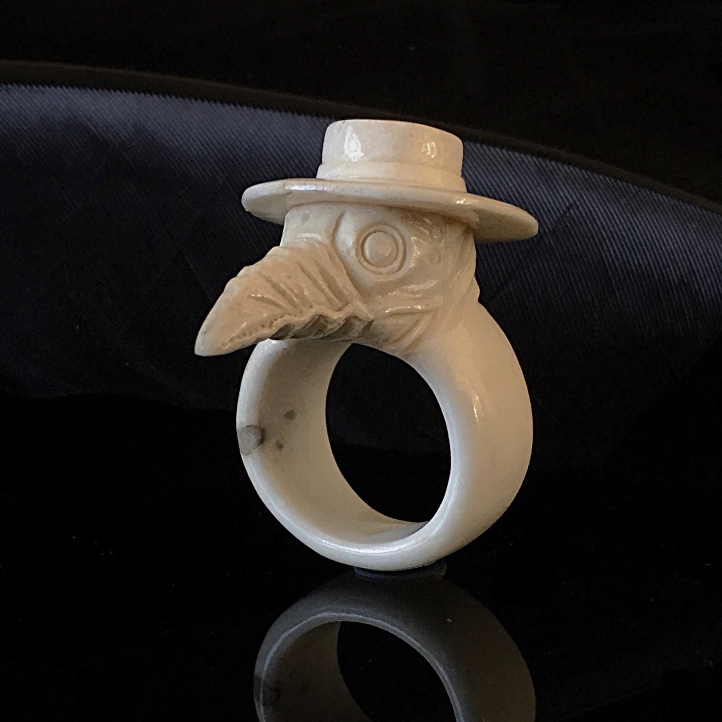 ossua-et-acroamata-jewelery-gothic-goth-mythology-spirit-spirituality-medieval-memento-mori-skulls-bone-hand-craved-antler-deerantler-Black-Death-Ring
