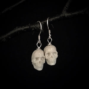 ossua-et-acroamata-jewelery-gothic-goth-mythology-spirit-spirituality-medieval-memento-mori-skulls-ear-rings-bone-hand-craved-antler-deerantler-Skull-Earhooks