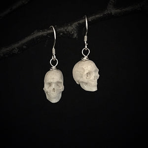 ossua-et-acroamata-jewelery-gothic-goth-mythology-spirit-spirituality-medieval-memento-mori-skulls-ear-rings-bone-hand-craved-antler-deerantler-Skull-Earhooks