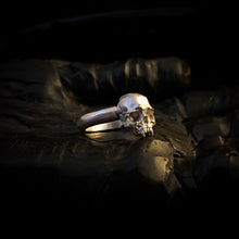Load image into Gallery viewer, ossua-et-acroamata-jewelery-movie-props-trivia-gothic-goth-gothic-memento-mori-sterling-silver-925-Vampyre-stacker-ring