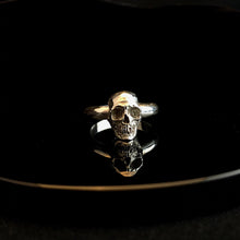 Load image into Gallery viewer, ossua-et-acroamata-jewelery-movie-props-trivia-gothic-goth-gothic-memento-mori-sterling-silver-925-full-skull-stacker-ring