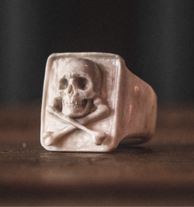 ossua-et-acroamata-jewelery-movie-props-trivia-gothic-goth-gothic-pirate-pirates-memento-mori-bone-hand-craved-antler-deerantler-Jolly-Roger-Ring