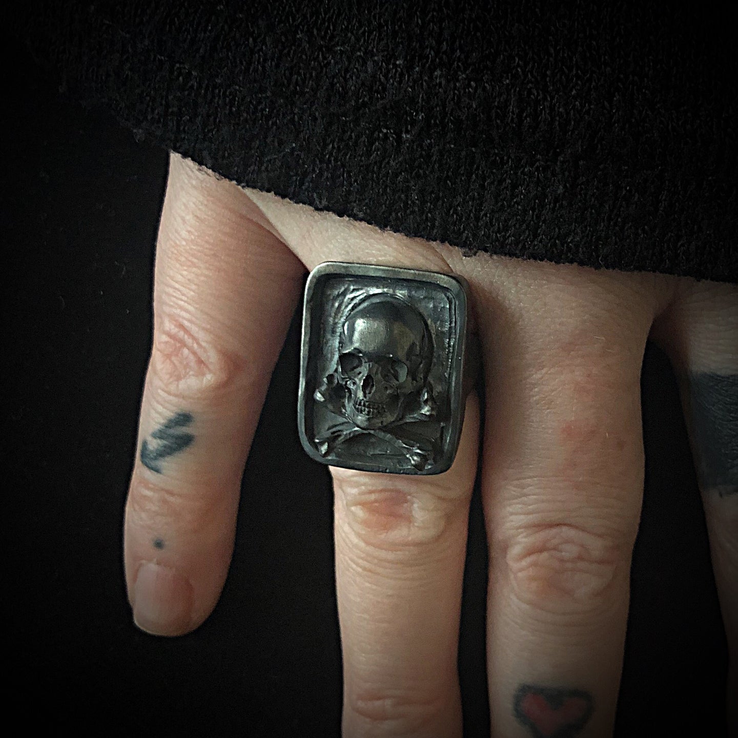 Kathleen wearing ossua-et-acroamata-jewelery-movie-props-trivia-gothic-goth-gothic-pirate-pirates-memento-mori-sterling-silver-925-Jolly-Roger-Ring