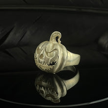 Load image into Gallery viewer, ossua-et-acroamata-jewelery-mythology-myth-gothic-goth-gothic-halloween-memento-mori-sterling-silver-925-Jack-o-latern-ring